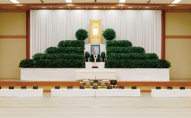 礼拝室に設えられた祭壇。富士大石寺第五五世・日布上人の導師曼荼羅が奉掲され、その御前に御柩が安置された
