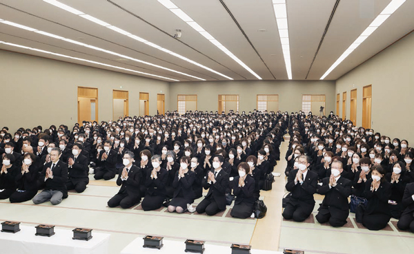 計り知れない悲しみを懐き、北は北海道から南は沖縄にいたる全国より代表幹部七百余名が馳せ参じた