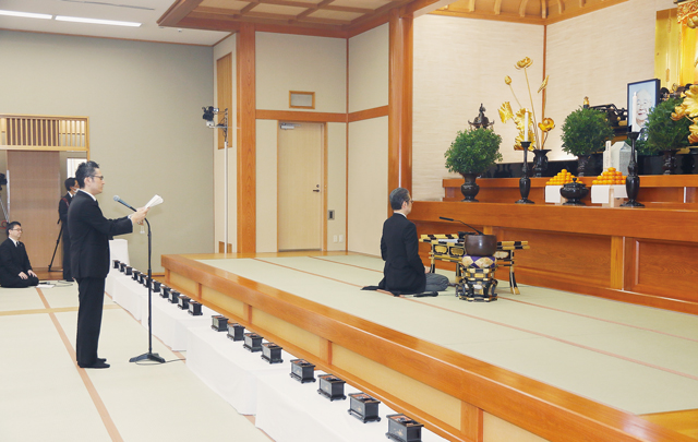 追悼大法会における弔辞の様子