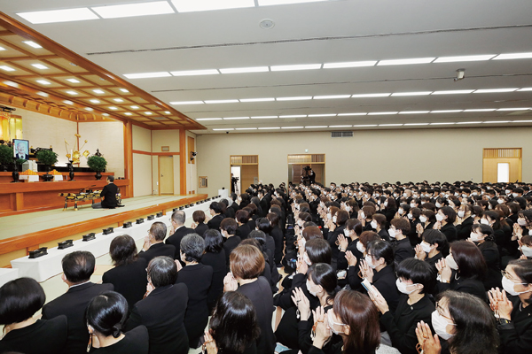 追悼大法会における勤行の様子