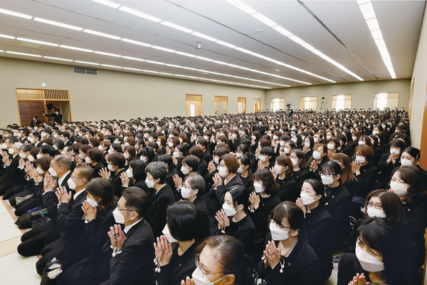 追悼大法会における勤行の様子
