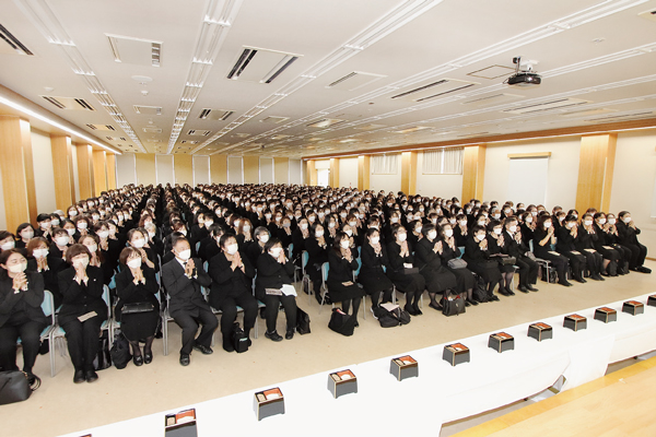 追悼大法会における勤行の様子
