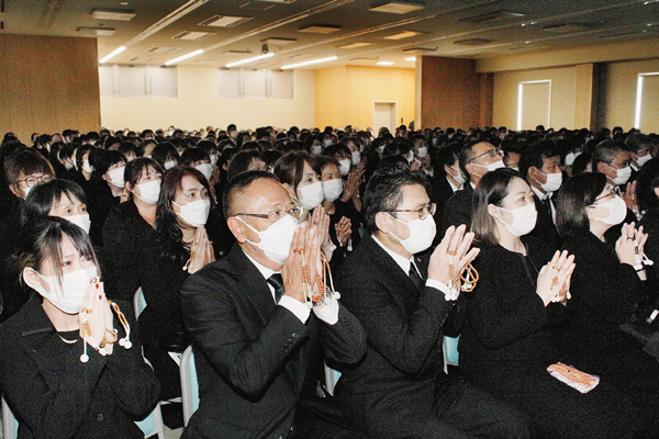追悼大法会における勤行の様子