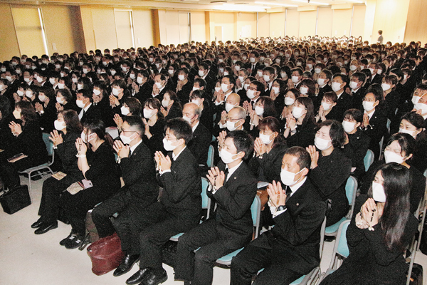 追悼大法会における勤行の様子
