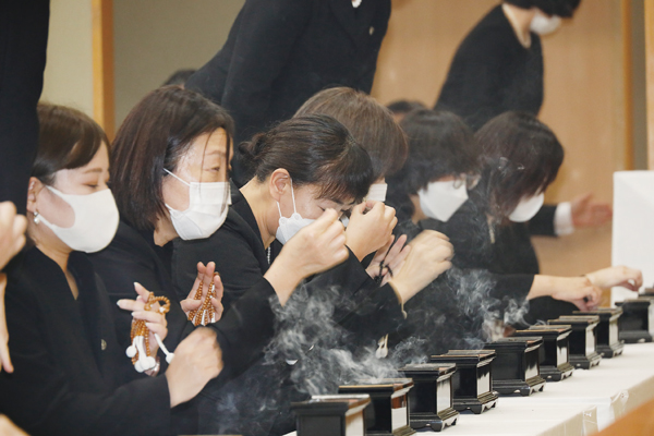 追悼大法会における焼香の様子