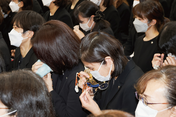 追悼大法会における弔辞の様子