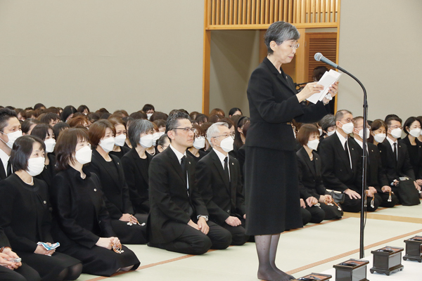 追悼大法会における弔辞の様子