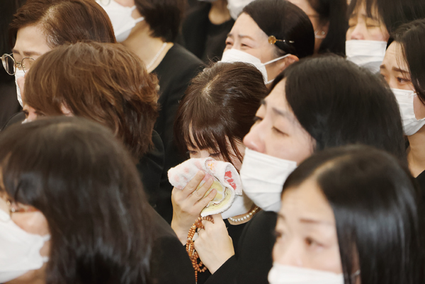 追悼大法会における弔辞の様子
