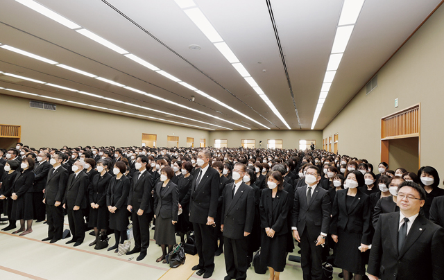 追悼大法会における会歌斉唱の様子