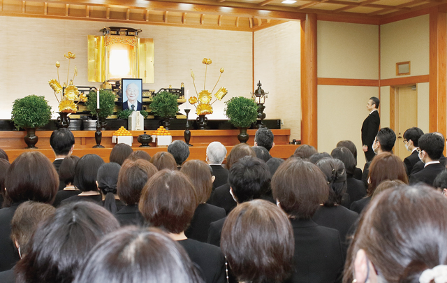 追悼大法会における会歌斉唱の様子