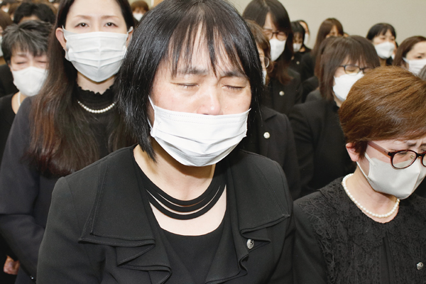 追悼大法会において幹部各位が涙の中に誓う様子